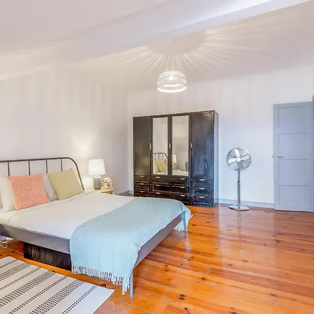 Alfama With Open Air - Up To 30 Guests דירה